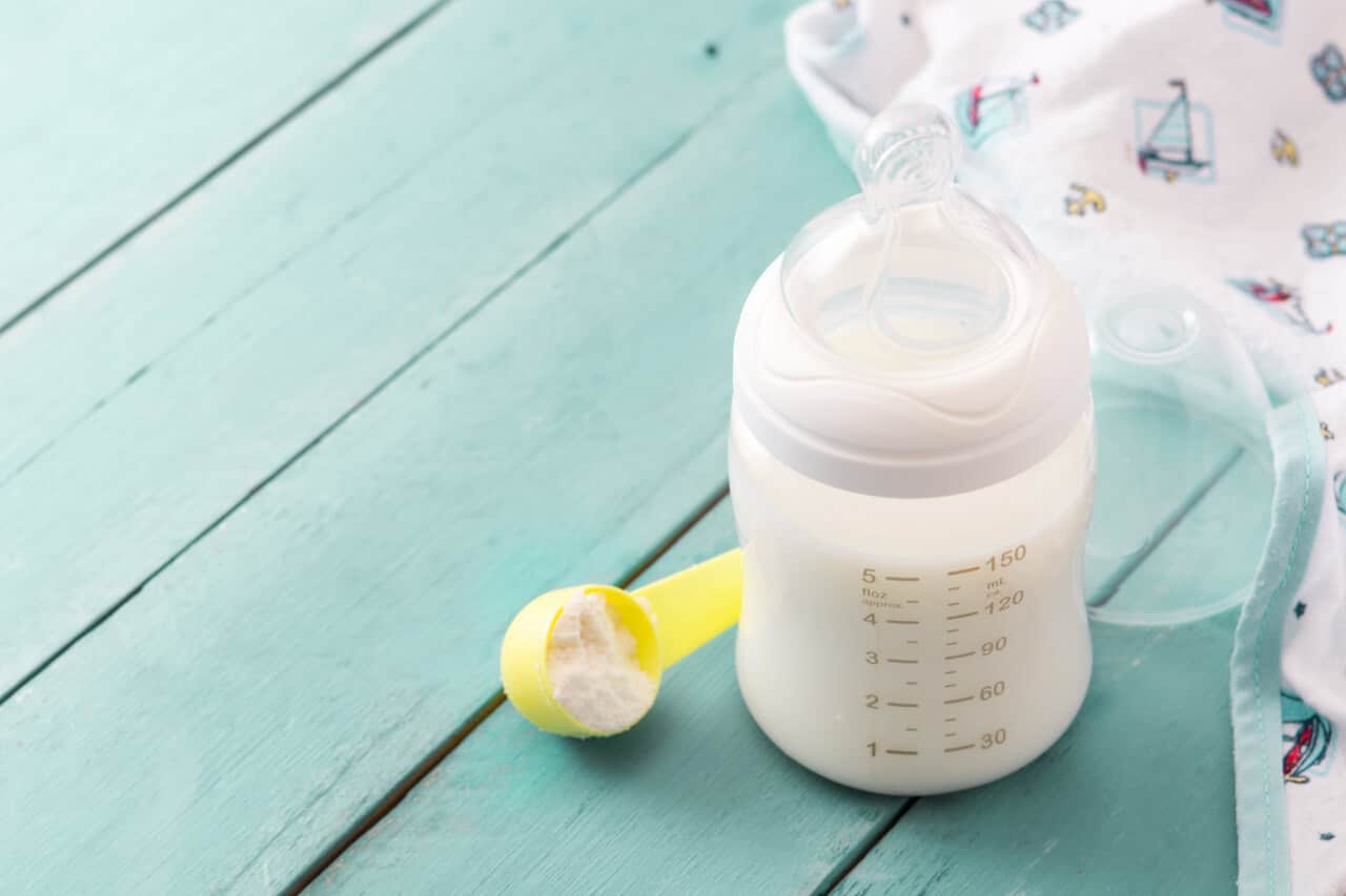 Babyflasche mit Milchpulver