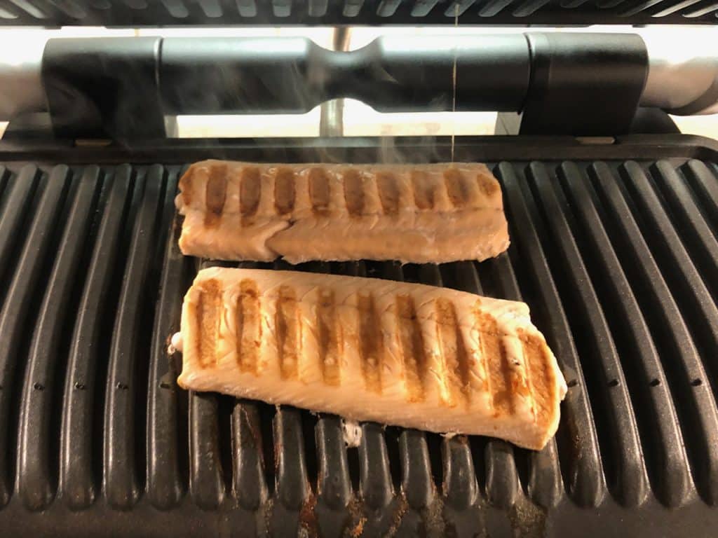 gefrorene Lachsfilets Kontaktgrill