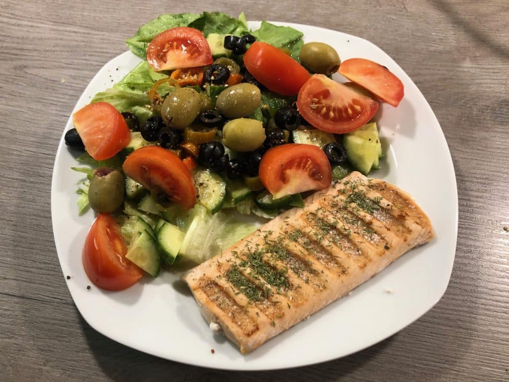 Wildlachs mit Salat Kontaktgrill