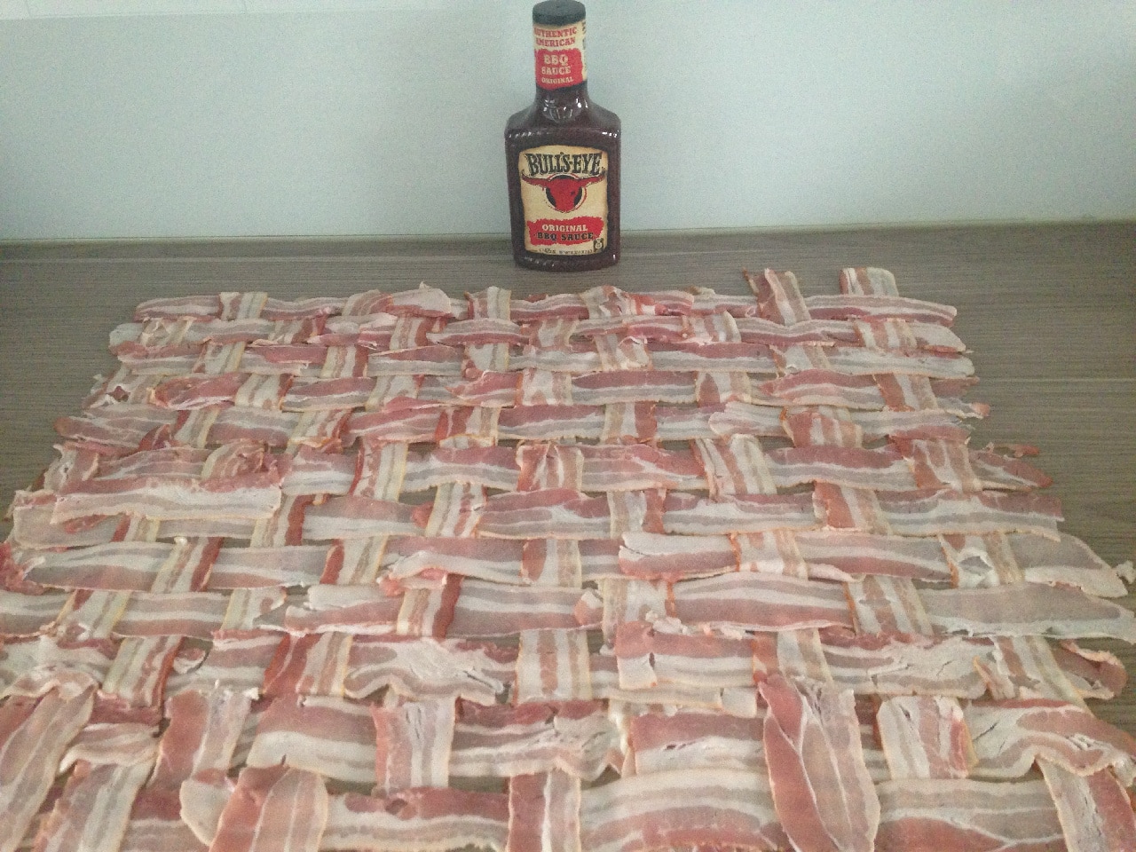 fertiges Baconnetz für Bacon Bomb