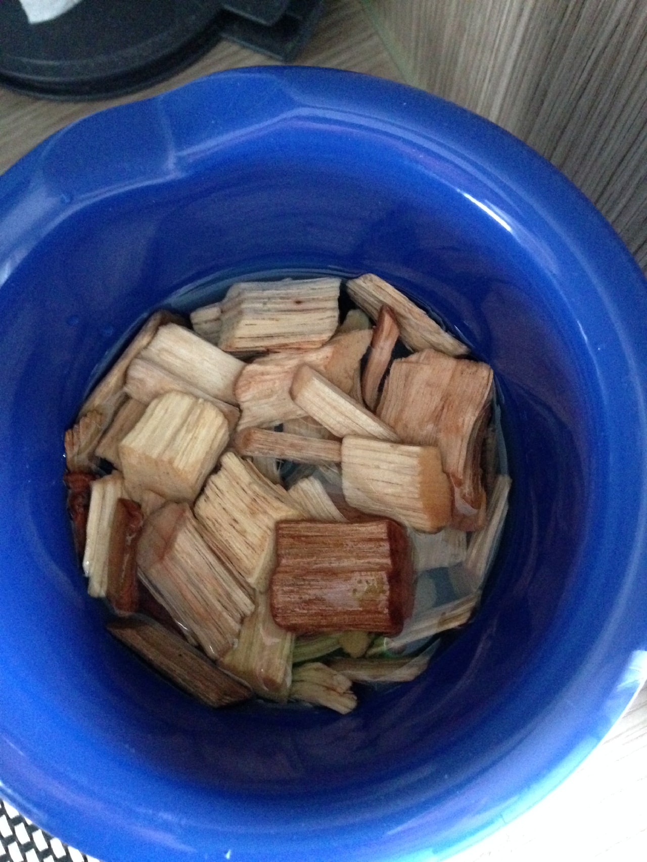 Hickory Holz zum Räuchern der Bacon Bombe wässern