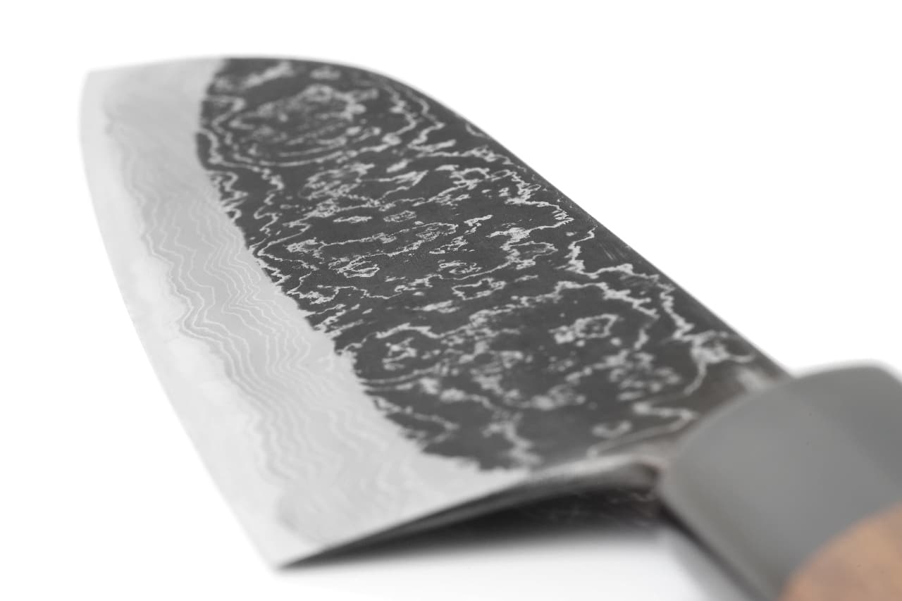 Klinge eines Carbonstahl Damast Santoku-Messers