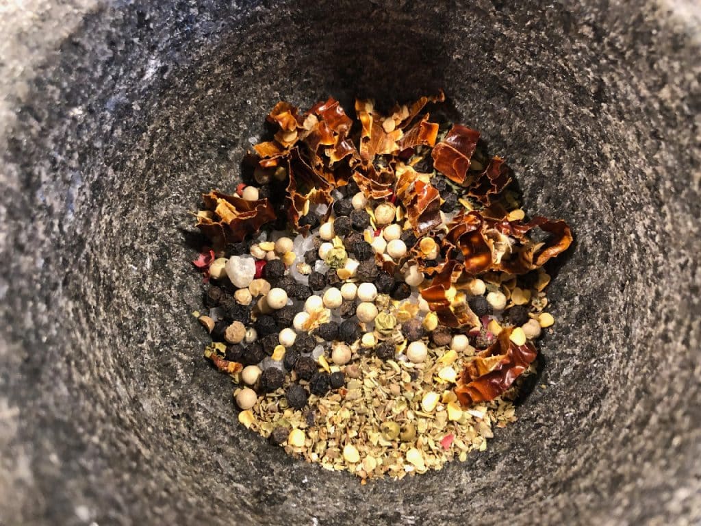 1. Die trockenen Zutaten aus dem Rezept im Mörser