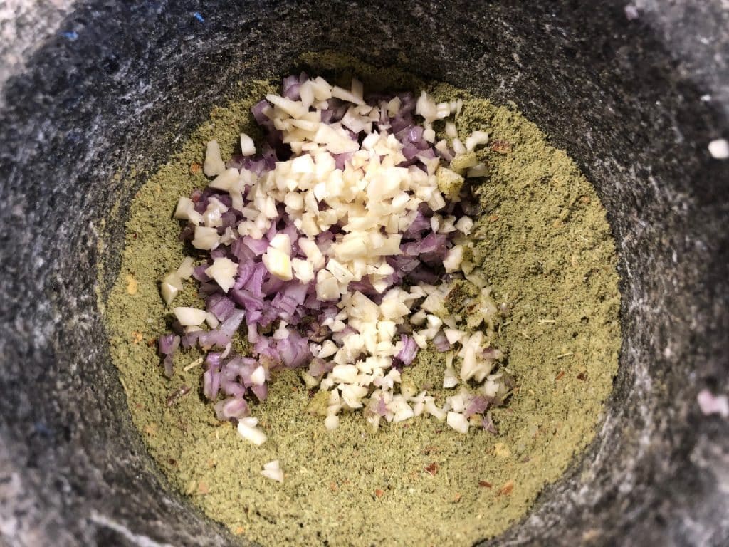 3. Gehackter knoblauch und Schalotte dazu