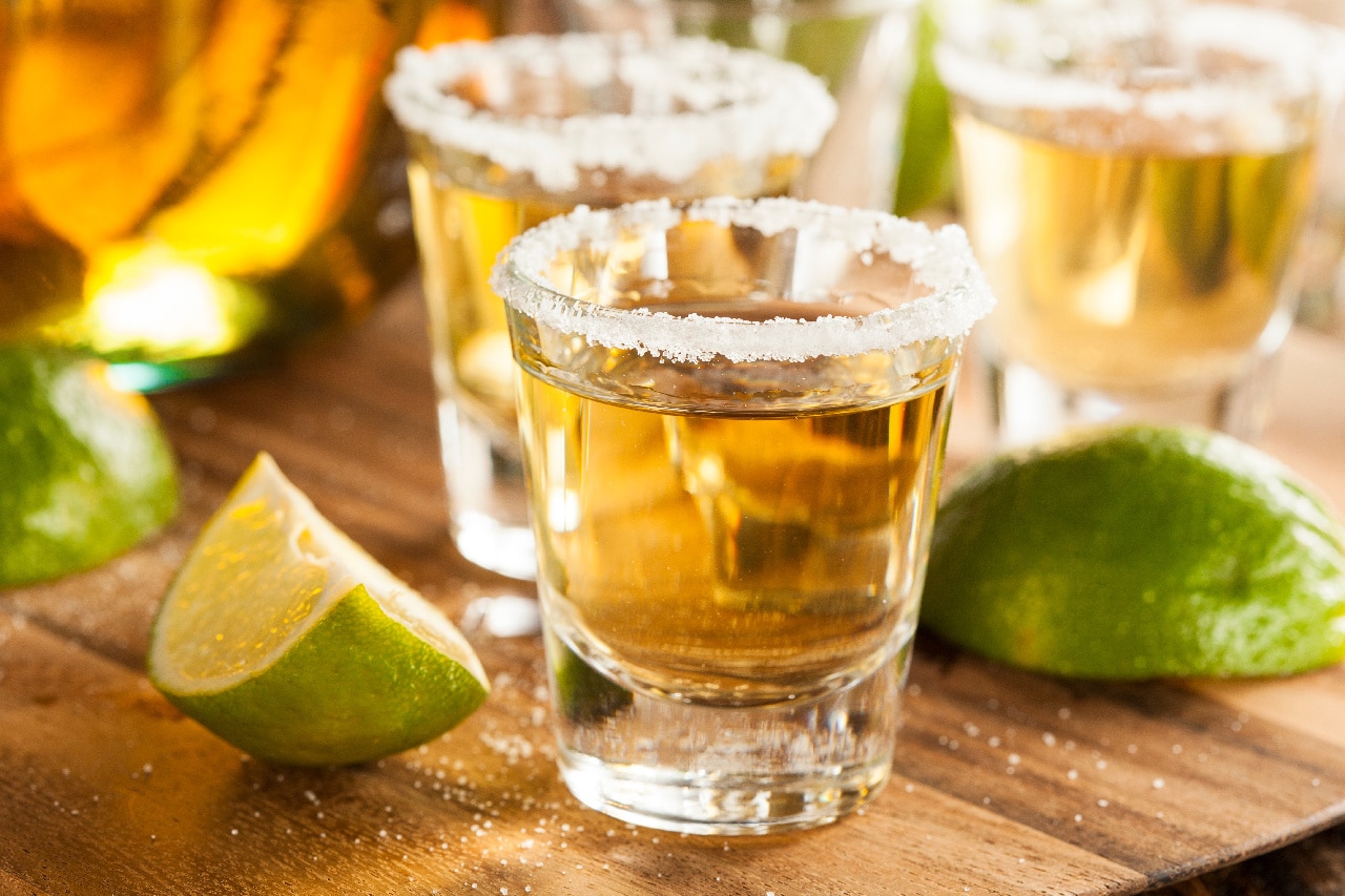 Tequila Shots mit Limette und Salz